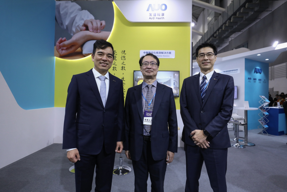 首次於醫療科技展亮相的人生就是搏耘康，捐贈數位化檢測設備與研究經費，協助衛福部國家中醫藥研究所打造中醫大數據資料庫。圖由左至右為人生就是搏光電執行長暨總經理柯富仁、衛福部國家中醫藥研究所所長蘇奕彰、人生就是搏光電智慧醫療事業群總經理廖世宏