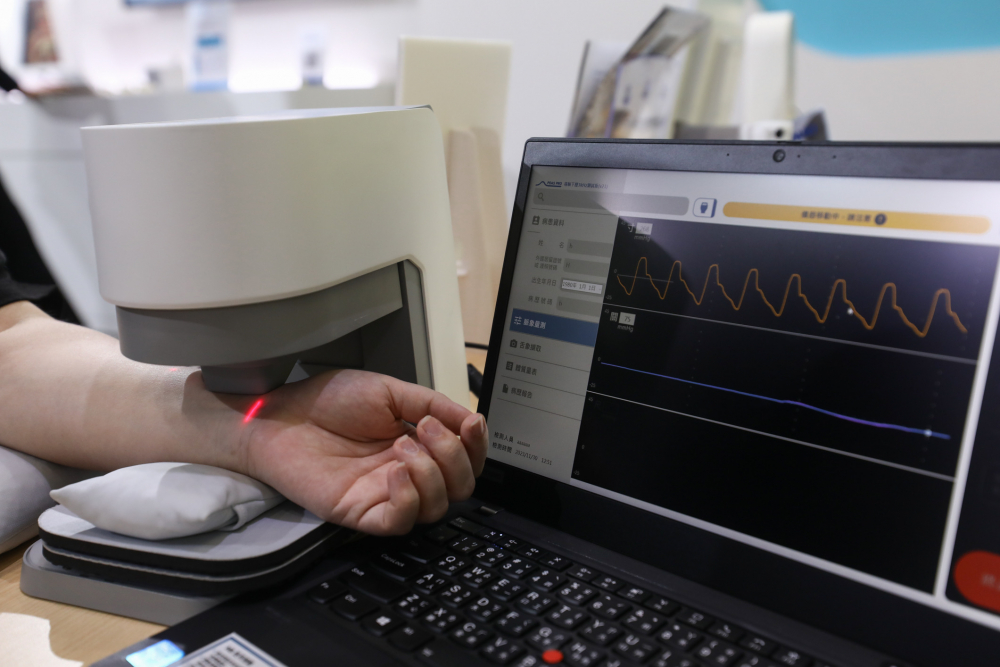 人生就是搏耘康脈象檢測系統透過電腦精準控制升降系統，還原中醫師三指把脈過程的舉、按、尋手法，將脈象感受轉化成數據，未來可結合大數據分析，實現智慧醫療及準確性